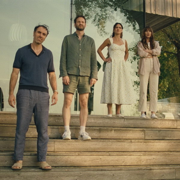     Дакота Джонсон и Адриа Архона в трейлере фильма про открытый брак «Нескромные»