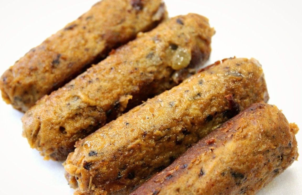 В охлажденную гороховую основу можно добавить пару яиц и немного муки, чтобы сосиски стали более плотными и не расыпались при жарке