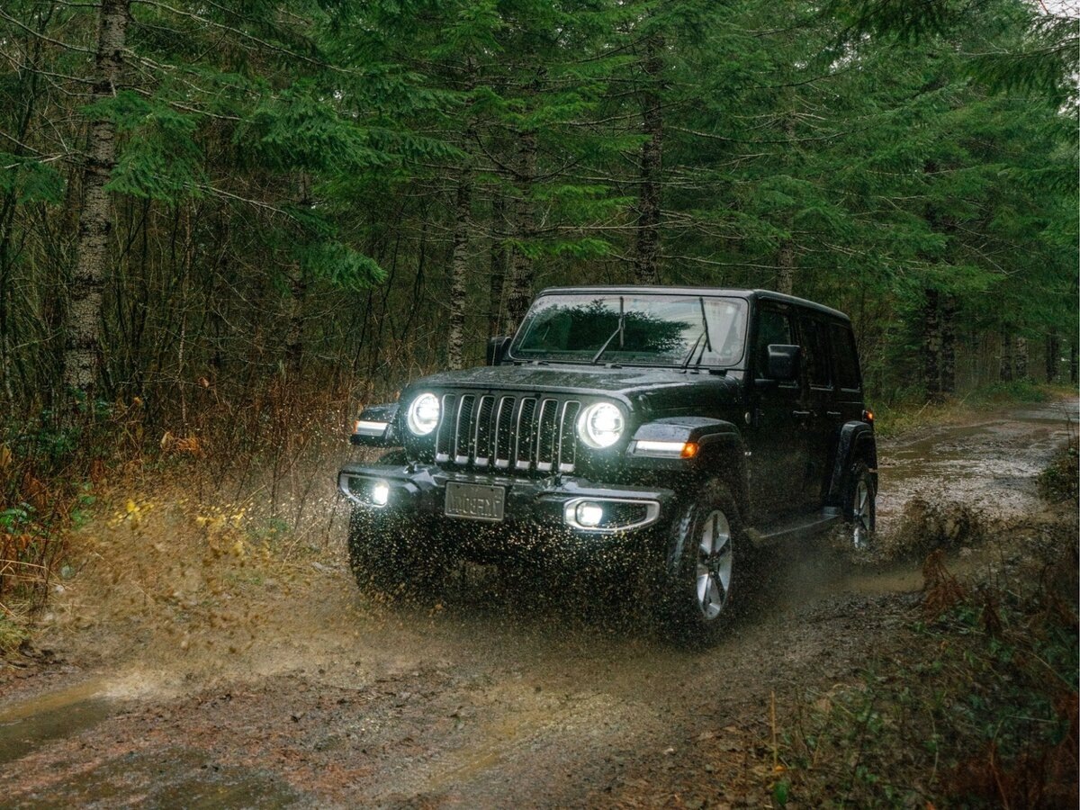 На бездорожье вероятность аквапланирования ниже, чем на трассе, потому что грунтовая дорога шероховатая, да и сильно разогнаться на ней сложнее