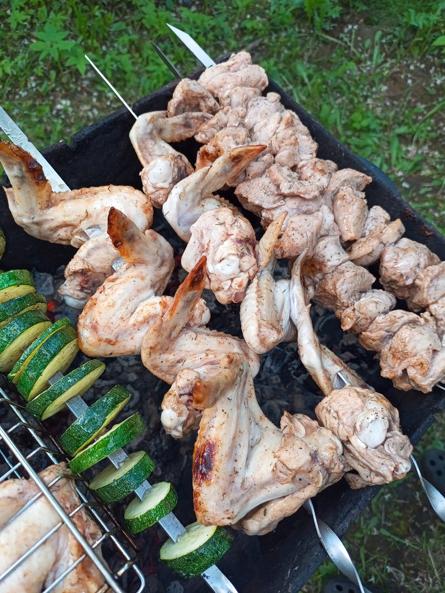 Крылья и мясо для шашлыка. Можно приготовить так же на шампуре. 