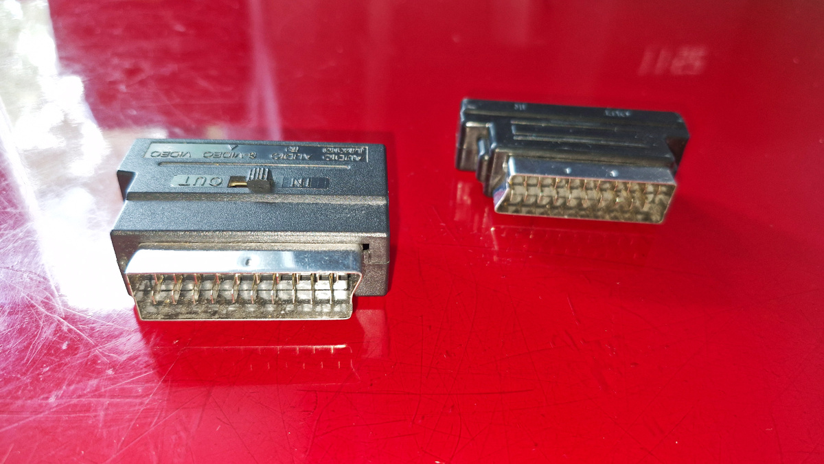 Это переходники с разъема SCART на более привычные нам тюльпанчики (RCA)