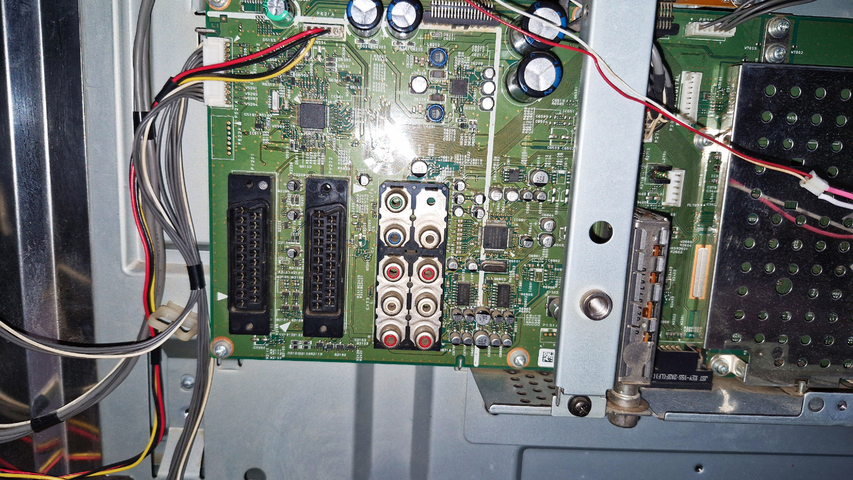 Так выгдядят разъемы SCART на материнской плате LCD телевизора Toshiba