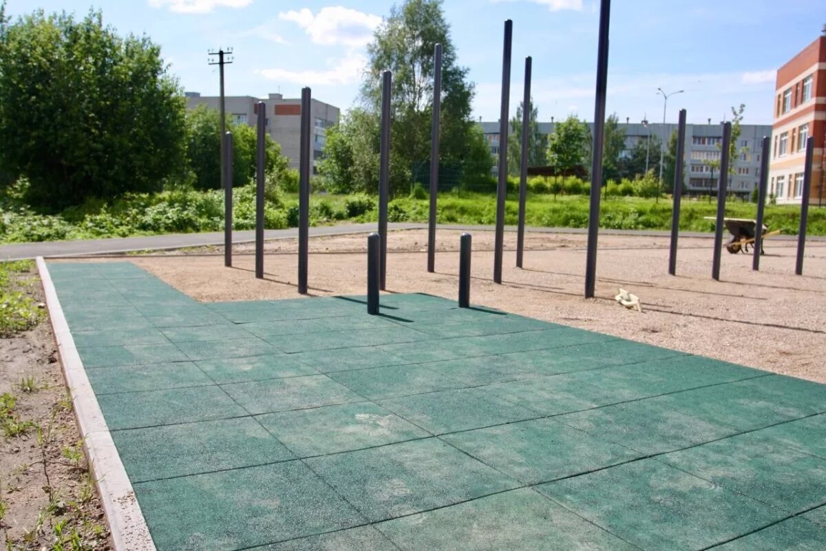    В Пскове благоустраивают спортплощадку в новом сквере на Запсковье