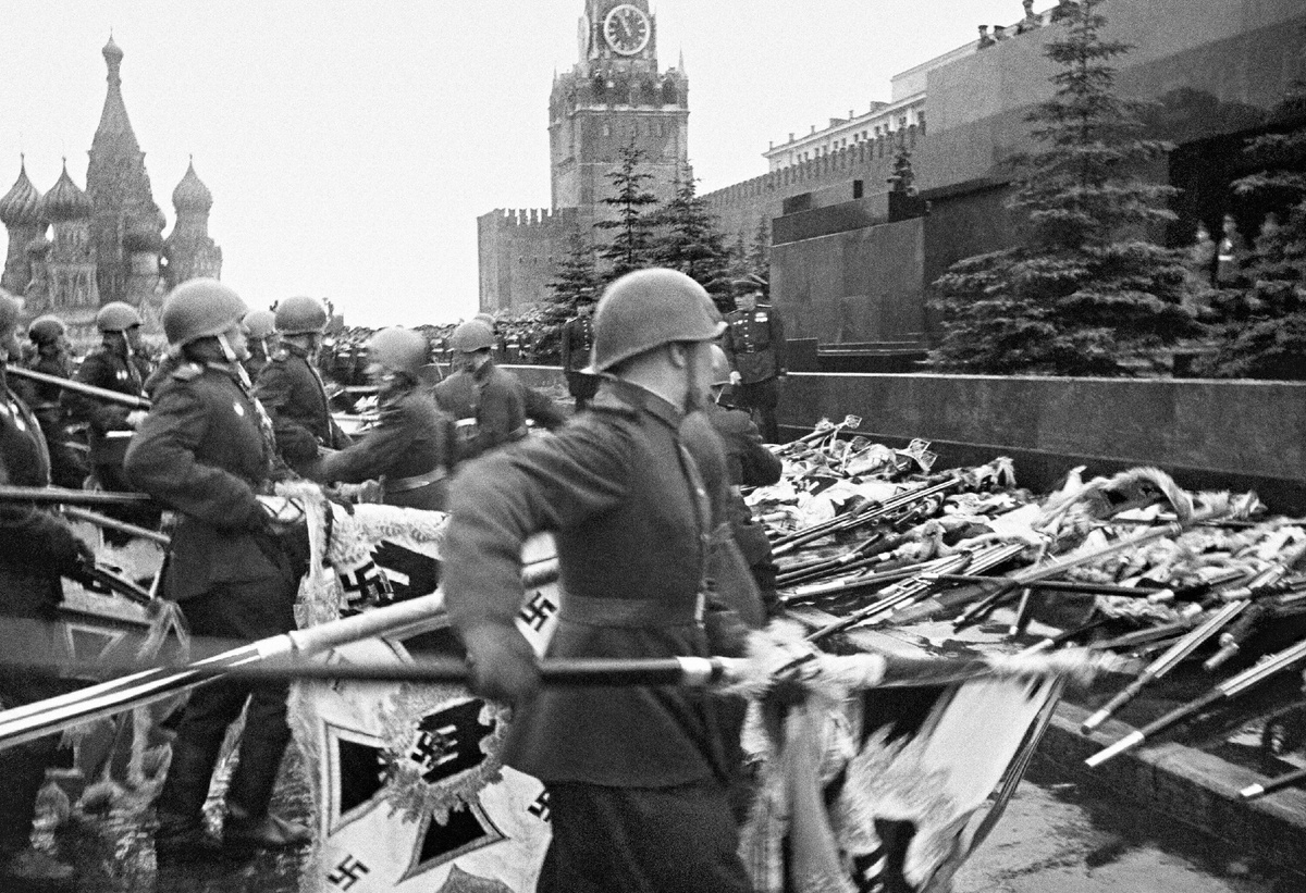 Парад на Красной площади в Москве 24 июня 1945 года. Церемония повержения немецких знамен и штандартов к подножию Мавзолея В.И. Ленина.