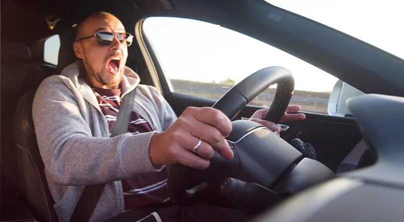 Резкое торможение впереди идущего автомобиля – одна из самых распространенных аварийных ситуаций на дороге. Водитель, не ожидающий такого маневра, часто не успевает среагировать, что приводит к столкновению.