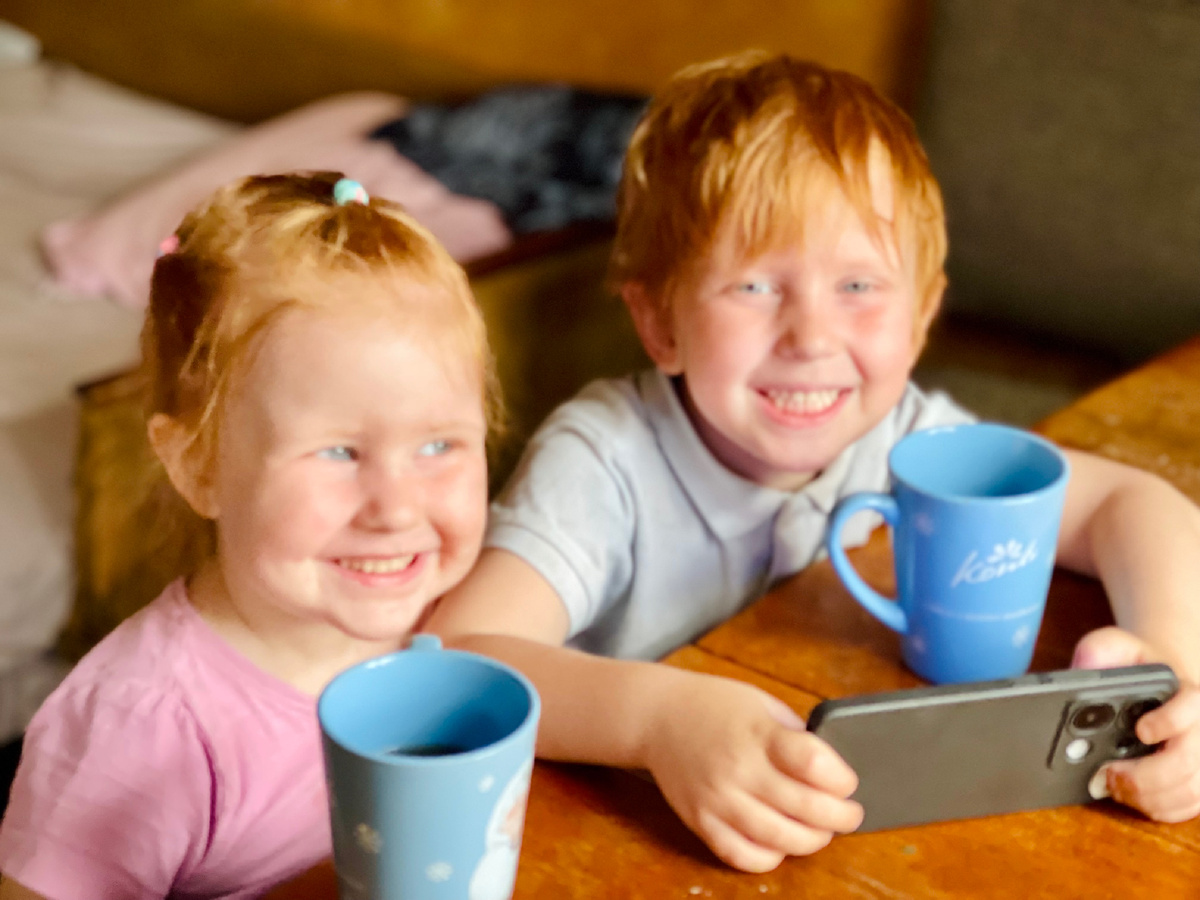 Младшие дачники: Захар и Василиса