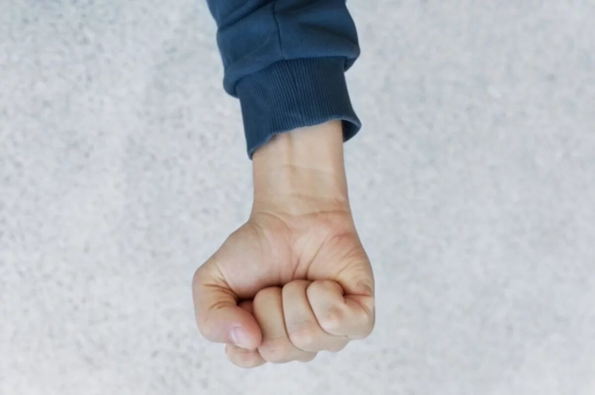    Житель Коми бил кошку головой об стену и пинал на глазах у детей