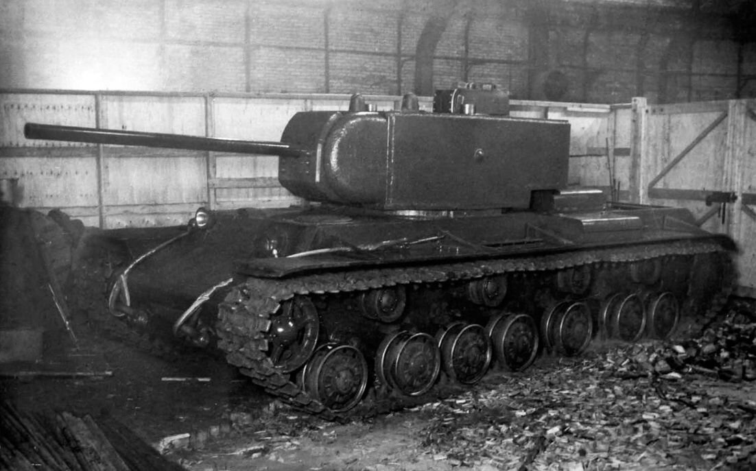 КВ-220 на заводе. Фотография в свободном доступе.