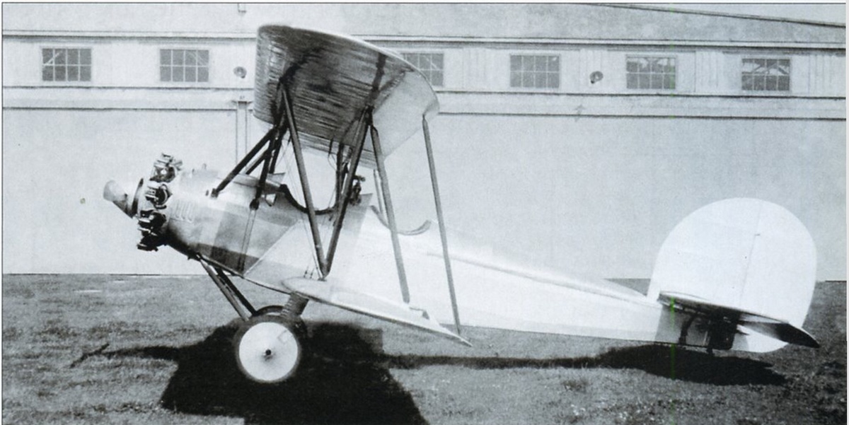 на данном снимке хорошо показаны две бросающиеся в глаза особенности конструкции спортивного самолета BFW M 1 Sperber – вертикальное оперение очень больших размеров и площади и смещение верхнего крыла относительно нижнего