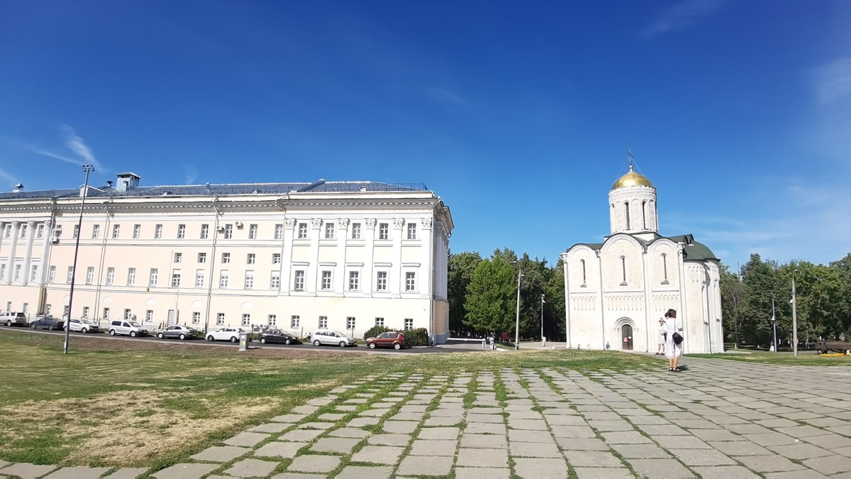 фото из архива автора Дмитриевский собор справа, слева - Музейный центр Палаты 