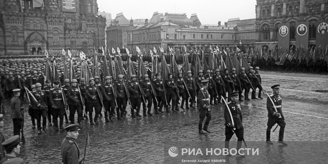 Первый парад Победы: как были повержены вражеские знамёна