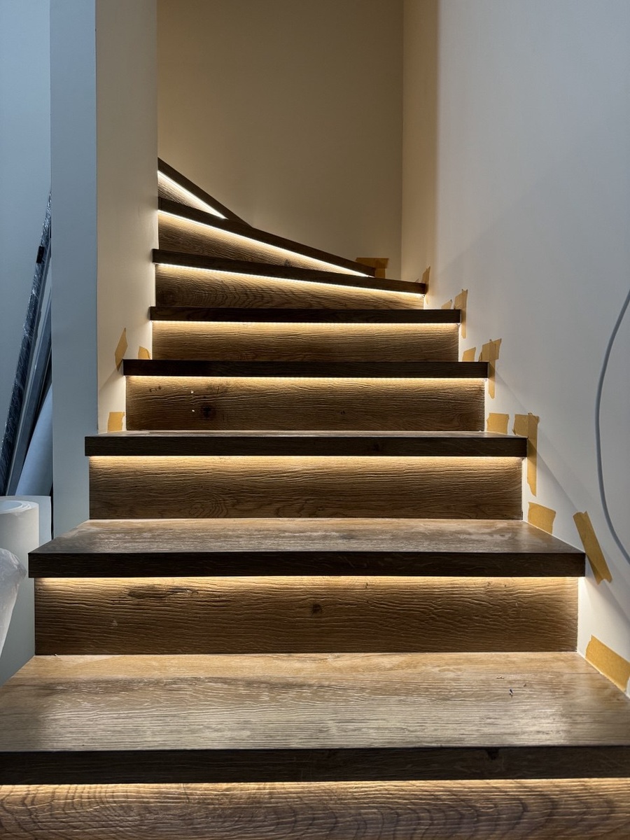 Моя работа с подсветкой лестницы. Деревня Юкки