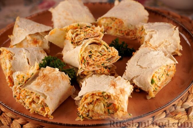 лаваш, консервы рыбные, морковь, сыр твёрдый, яйца, зелень укропа, майонез, чеснок