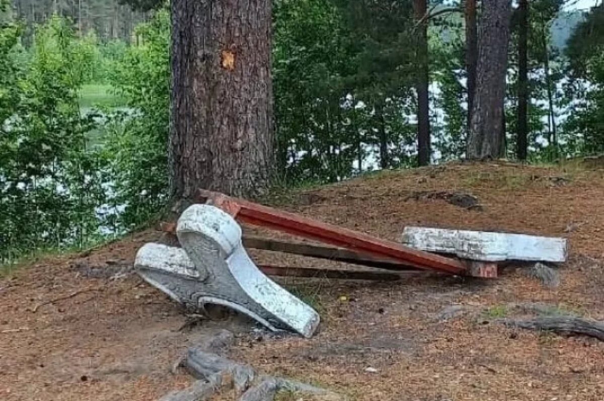    Вандалы сломали лавочки на берегу озера Песчаное в Стругокрасненском районе