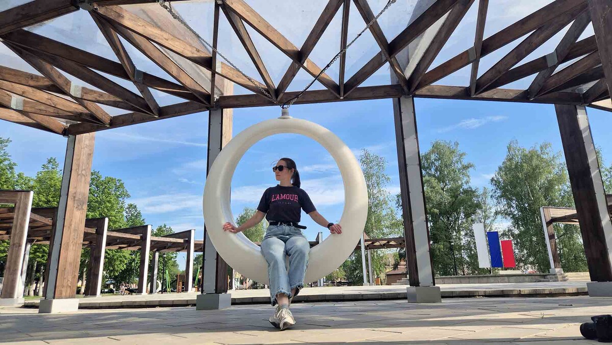 В парке Победы в центре Углича завершили монтаж большой площадки с качелями. Как еще преображается город, расскажу в этой публикации