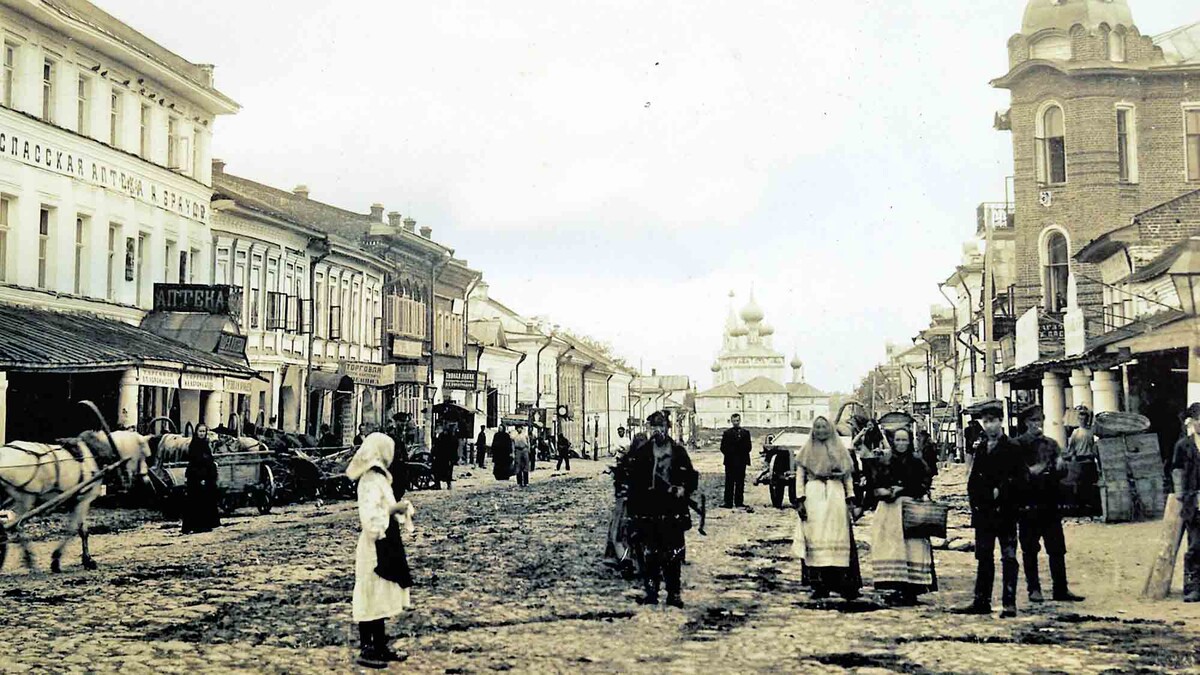 Так улица Спасская выглядела до революции. Здесь кипела жизнь