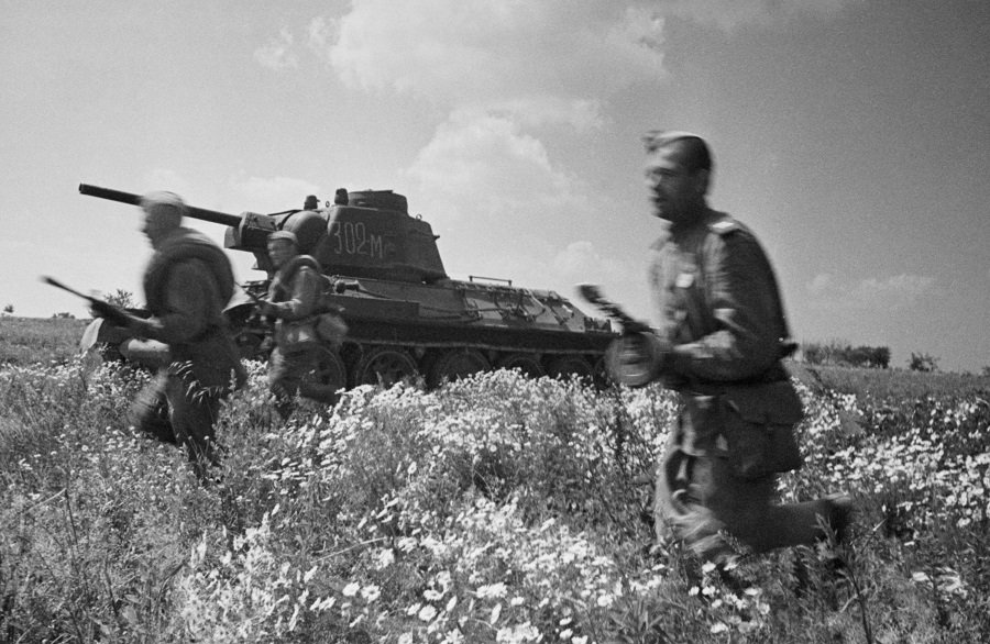Советские пехотинцы в атаке при поддержке танков - Фото: Кнорринг Олег/ТАСС