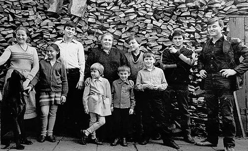 Семья Овечкиных в 1985 году. Слева направо: Ольга, Татьяна, Олег, Нинель Сергеевна держит за плечи Ульяну и Сергея, Александр, Михаил, Дмитрий и Василий. Отсутствуют Людмила и Игорь, который в этот момент держит фотокамеру.