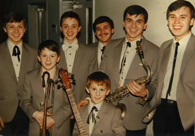 Группа Семь Симеонов. Слева направо: Александр, Михаил, Игорь, Дмитрий, Сергей внизу, Олег, Василий  