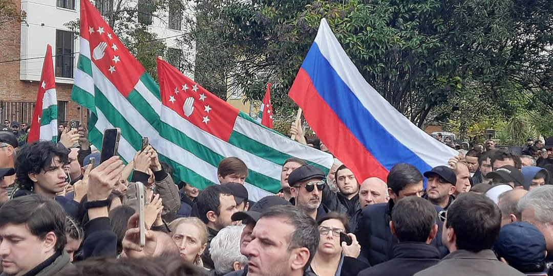 5 неприятных фактов об Абхазии, которые вспомнили после "доширака". Стоит ли туда сейчас ехать?