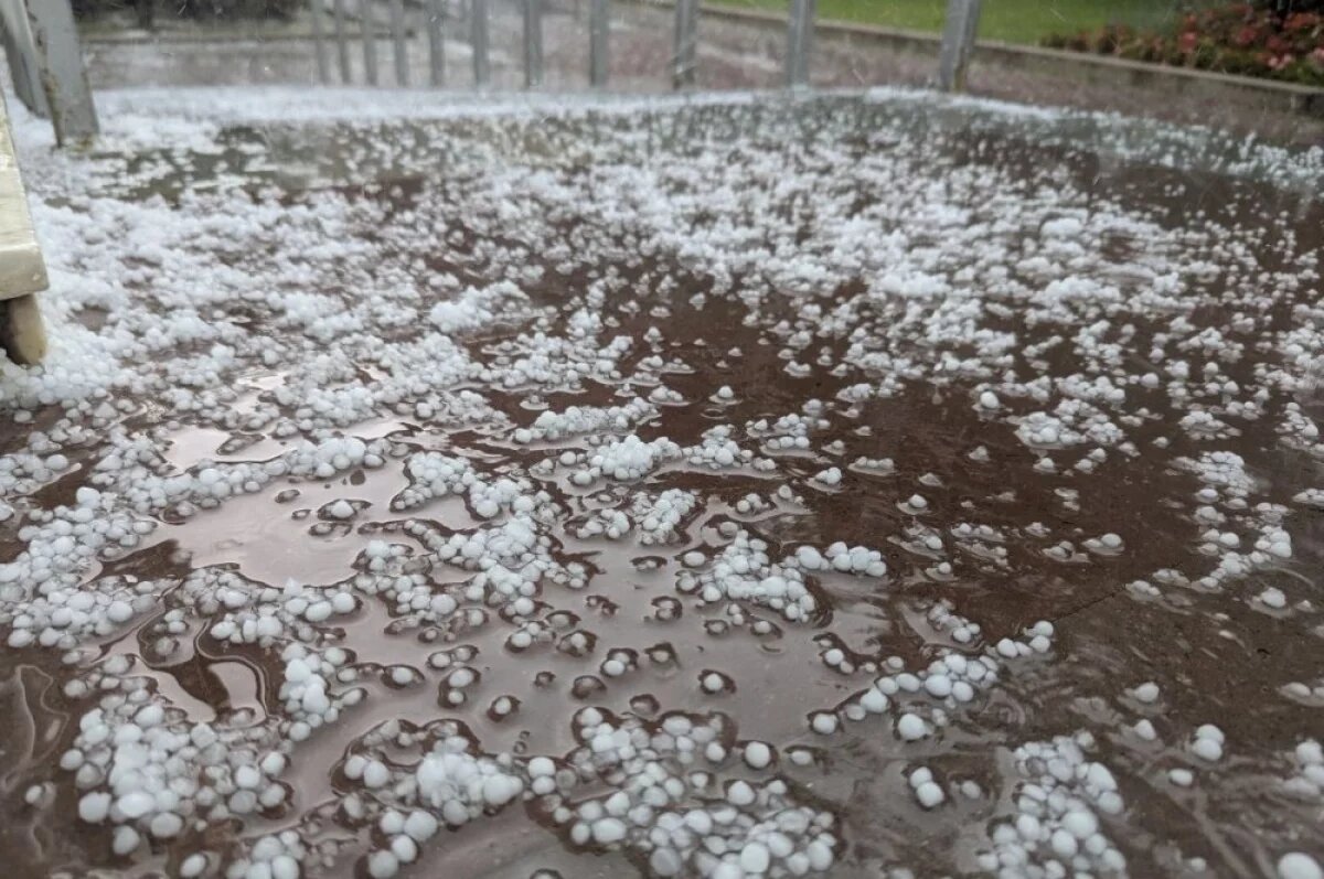    Жители Ессентуков публикуют видео града, который обрушился на курорт