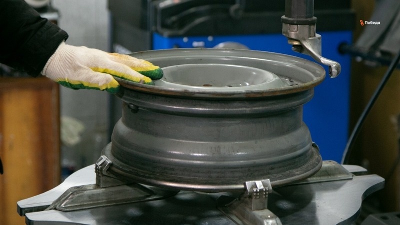    Валентин Титов купил на деньги по соцконтракту специальное оборудования для своей мастерской Фото: Валерия Алтухова / / ИА «Победа26»