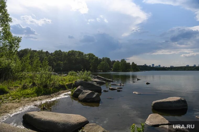 Мужчину, когда он был на воде, могло подвести здоровье. Фото: Владимир Жабриков © URA.RU