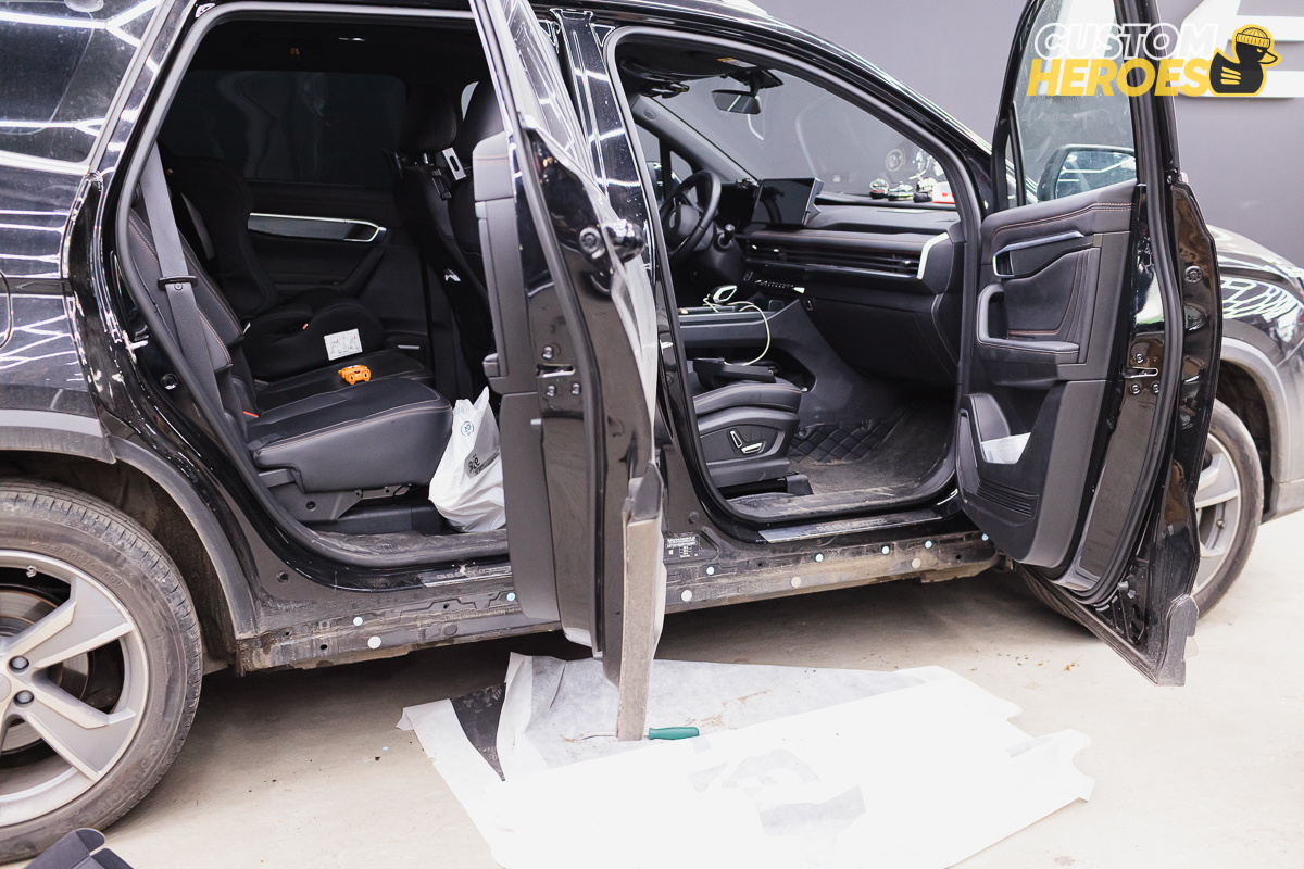 Источник фото: https://custom-heroes.ru/raboty/vid-uslugi/osnaschenie-avtomobilya/geely-okavango-obnovlenie-vneshnego-vida-i-komforta-s-novymi-porogami/