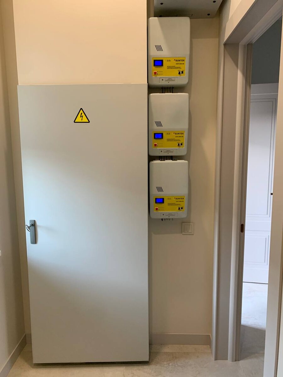 Данные стабилизаторы были смонтированы в частном доме на трехфазную сеть переменного тока 

Клиент остался доволен 💪
- Деревня Юкки