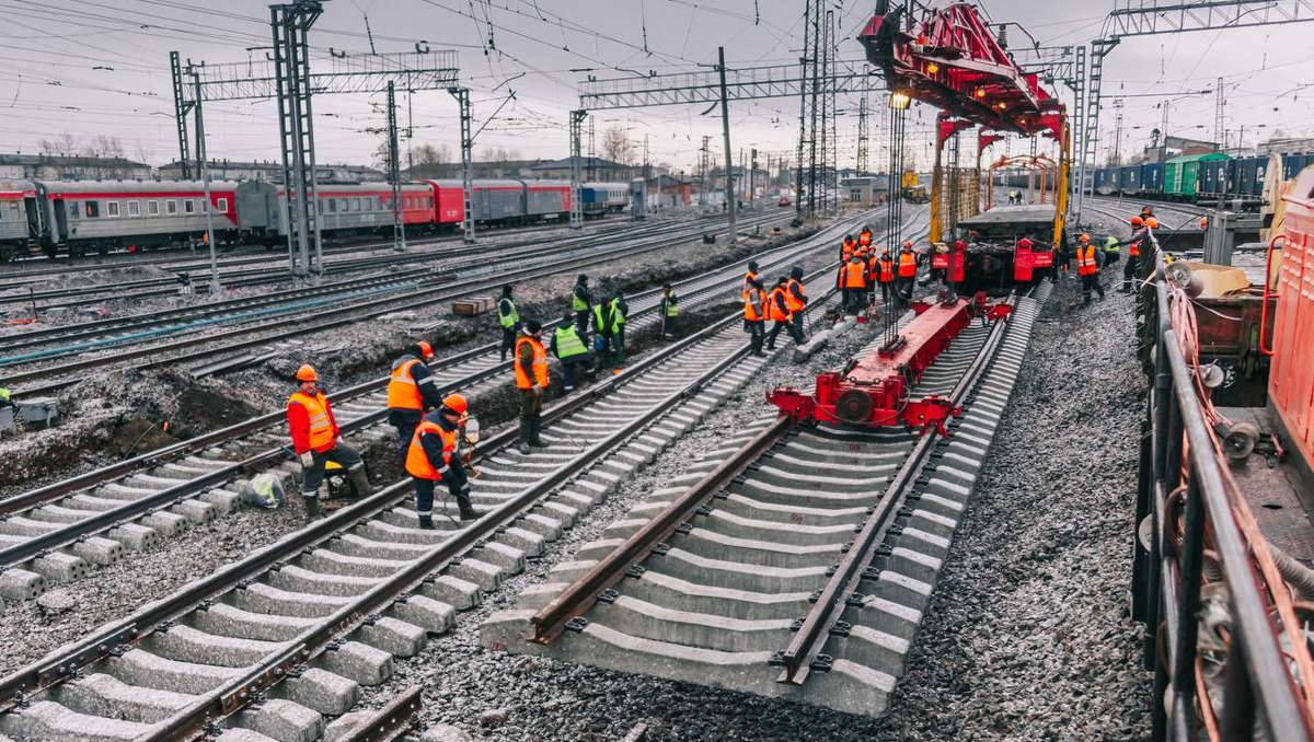 © Пресс-служба ВСЖД / vszd.rzd.ru (В РЖД ранее заявили, что, несмотря на сокращение инвестпрограммы, все поставленные президентом и правительством задачи будут выполнены. Правда, теперь ясно, что произойдет это несколько позднее намеченных сроков)
