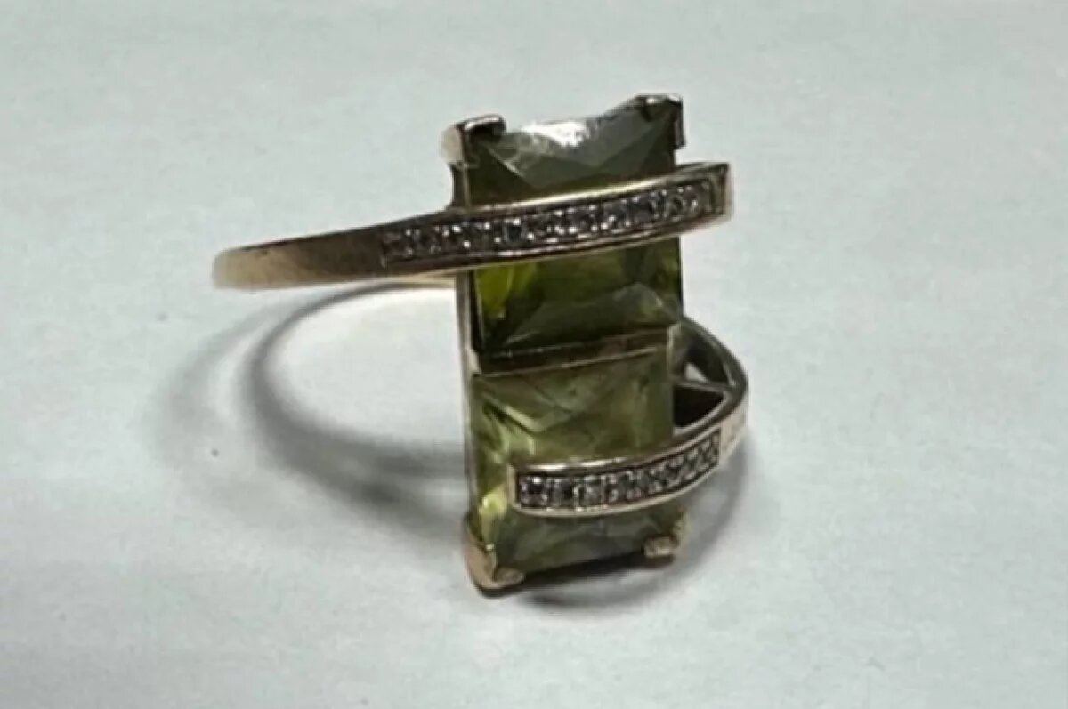    В Омске мастер по ремонту украшений обокрал клиентку во время приступа