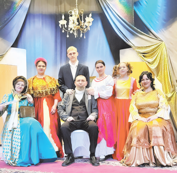 Артисты театральной студии "Галерка" Наталья Маслова, Анна Чистякова, Виктор Селигеев, Алексей Кригер (стоит), Ева Бекешко, Ульяна Темных, Алина Демова (слева направо) / ФОТО Михаила ПЛЕТУХИНА «ИРБЕЙСКАЯ ПРАВДА»