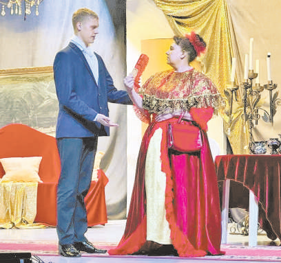 Алексей Кригер в роли Александра Золотникова (жениха) и Анна Чистякова в роли Катеньки./ ФОТО Михаила
ПЛЕТУХИНА, «ИРБЕЙСКАЯ ПРАВДА»
