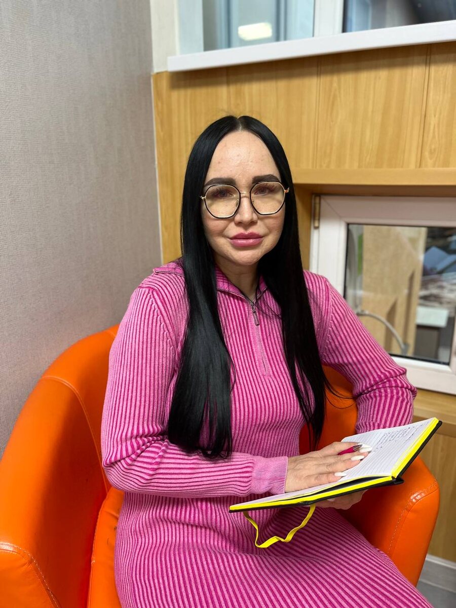 "Мы проводим регулярно 2-3 занятия в неделю, Дарья ведет дневник чувств, прорабатываем ролевые модели с помощью диалогов, сценариев. Это позволяет отслеживать негативные мысли и вовремя их останавливать" - рассказывает Татьяна Михайловна.