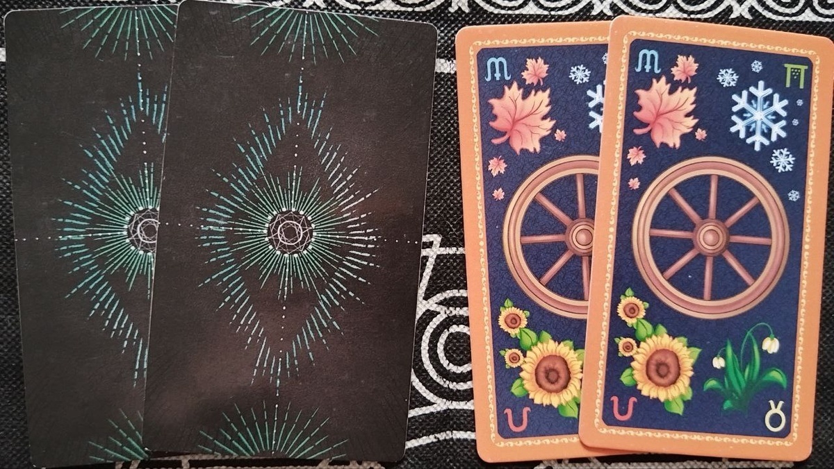 Слева - Таро светлого провидца, справа - Таро Времена года