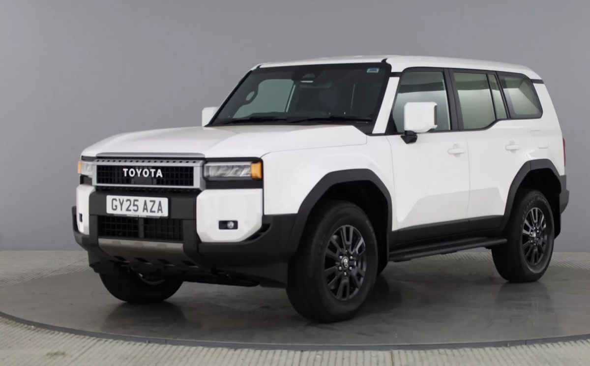 Внешне коммерческая версия Land Cruiser ничем не отличается от гражданского варианта