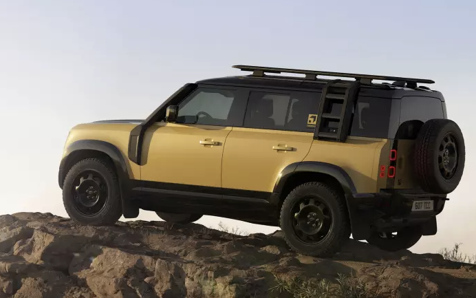 Новый Land Rover Defender в легендарной версии Camel Trophy.