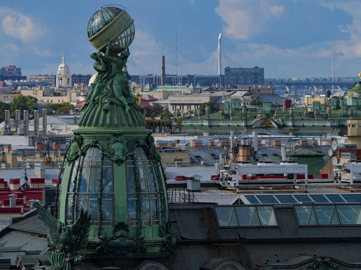    Вид на купол исторического здания Дома Зингера со смотровой площадки Думской башни в Санкт-Петербурге© РИА Новости / Александр Гальперин