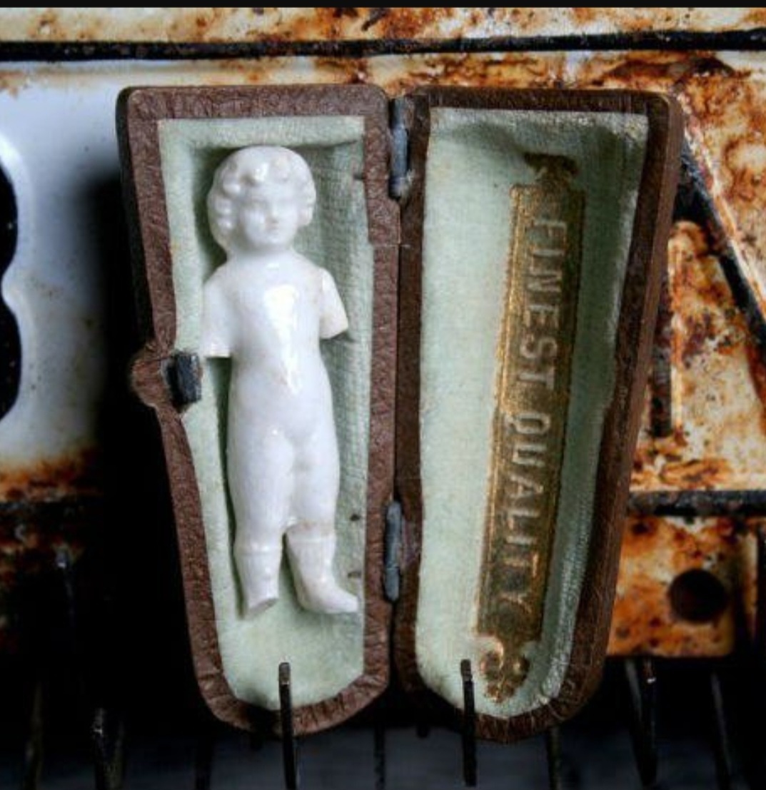 Белый фарфор, из которого изготавливали куколку, делал ее похожей на замерзшую девочку.