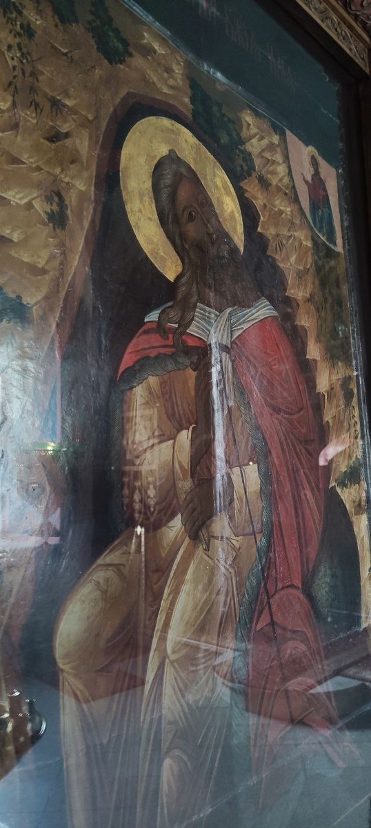 Листайте, мои любимые читатели. Там красивые иконочки. Семь икон. Была я без камеры. 