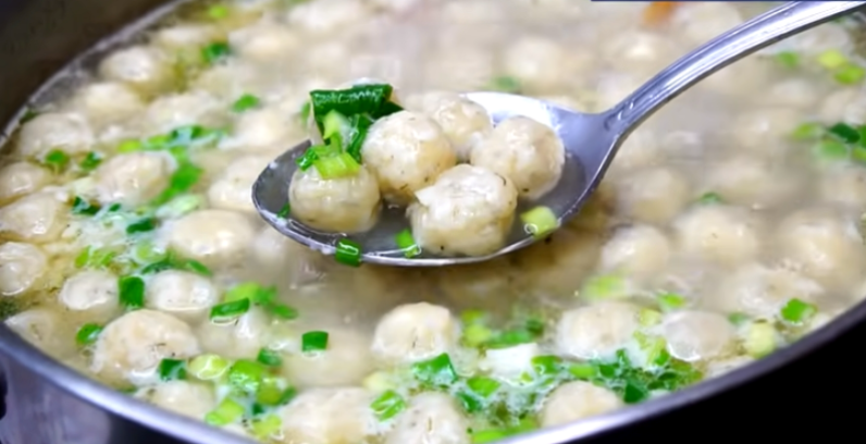 Ради такого супчика специально беру в магазине лишний кусочек сыра. Подаю и к обеду, и гостям 👉 съедается сразу подчистую...