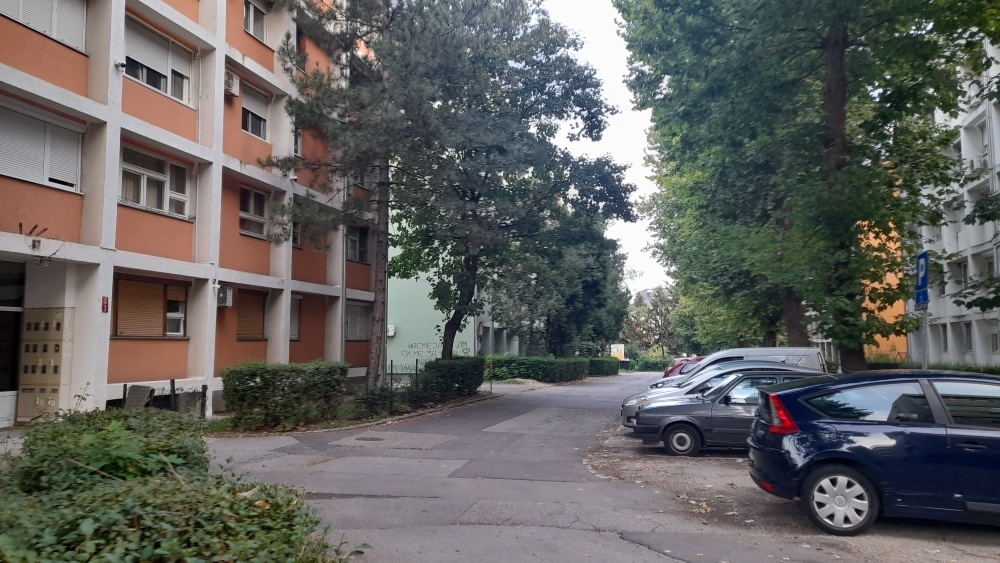 Стандартный двор времён Югославии.