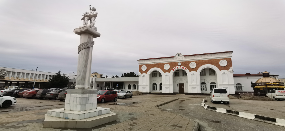 Железнодорожный вокзал. Справа - старое здание, слева - новое.