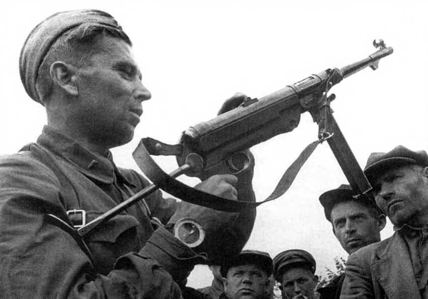 красноармейцы с трофейным немецким оружием