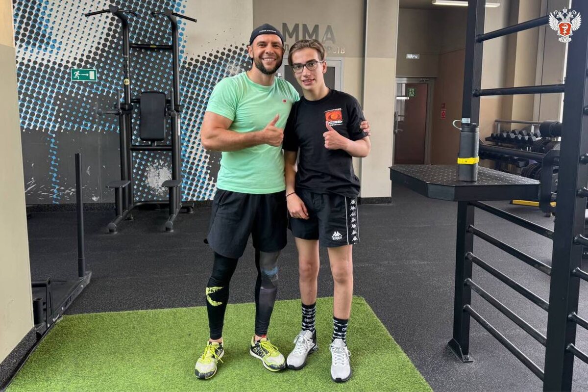 Когда Макарий попал в больницу, он был полностю обездвижен. На этом фото он спустя почти год после страшного ДТП, всё это время врачи разных специальностей боролись за восстановление его функций. Источник фото: Минздрав РФ. 