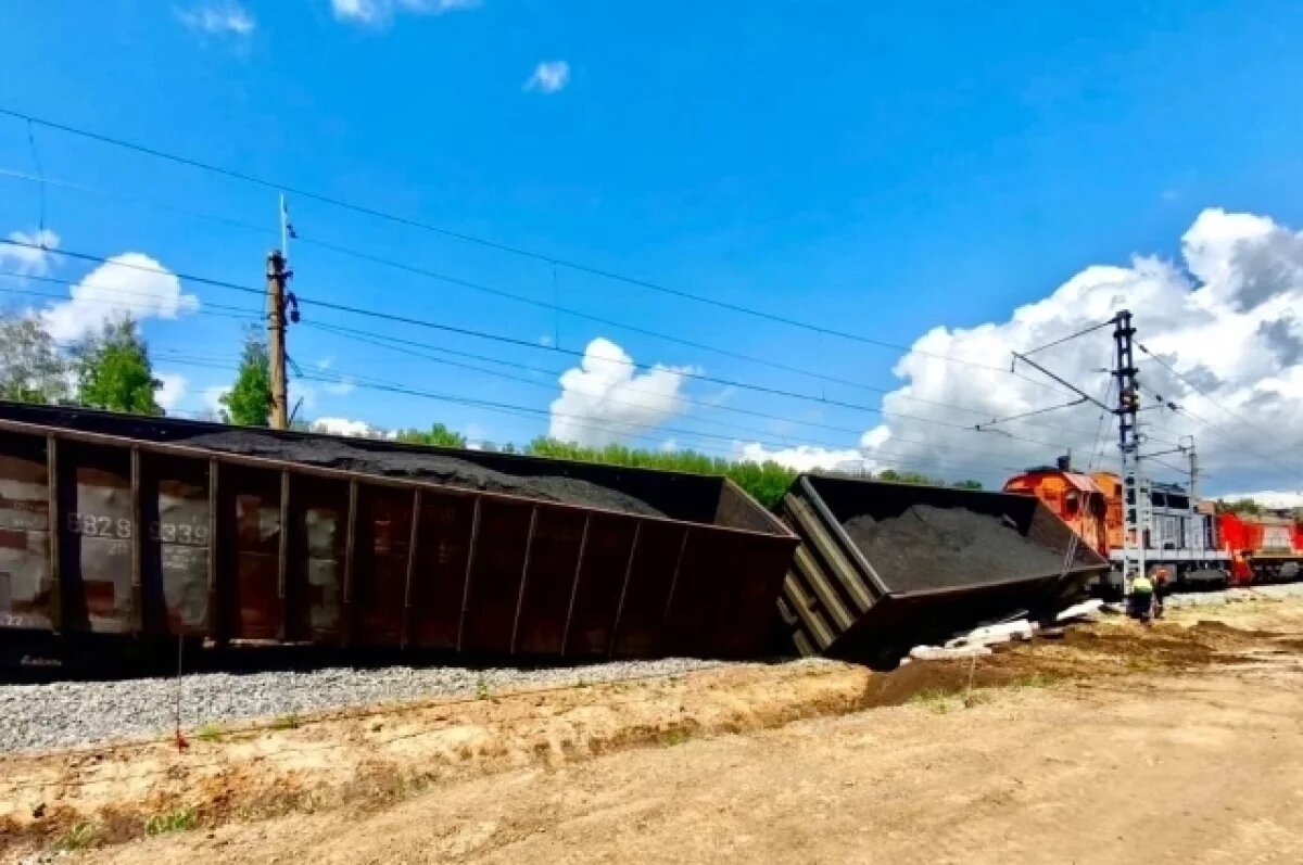    Тепловоз и три вагона сошли с рельсов под Новосибирском