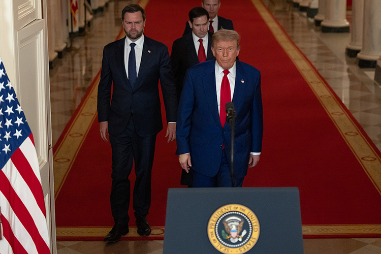    Президент США Дональд Трамп неожиданно объявил: «Поздравляю, мир. Настало время для мира!».   
Фото: © Carlos Barria — Pool via CNP / Keystone Press Agency / www.globallookpress.com