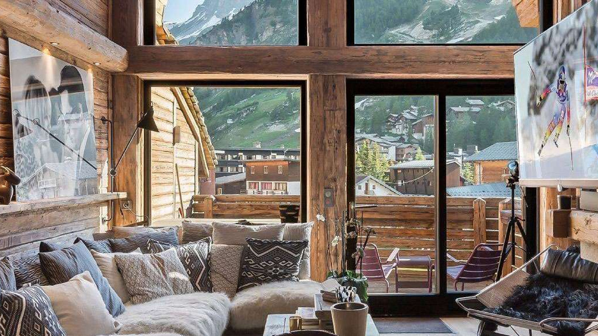 Работают электроокна довольно просто: в стеклопакет интегрирована невидимая токопроводящая текстура. Для работы такого окна достаточно сети в 220 В, без всяких трансформаторов