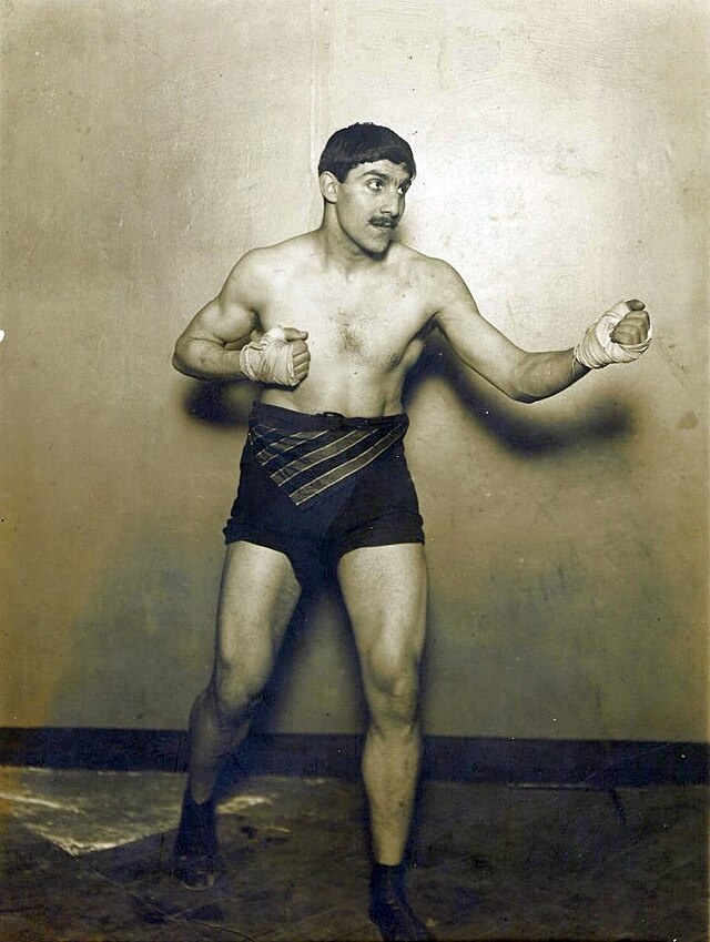 Рау́ль Симо́н Паоли́ - французский легкоатлет, боксёр, борец, рулевой в академической гребле, актёр. Бронзовый призёр летних Олимпийских игр 1900 года в качестве рулевого в гребле. Чемпион Франции в толкании ядра, метании диска, чемпион Англии в толкании ядра, чемпион Франции в греко-римской борьбе, чемпион Франции по боксу. 1908 год.