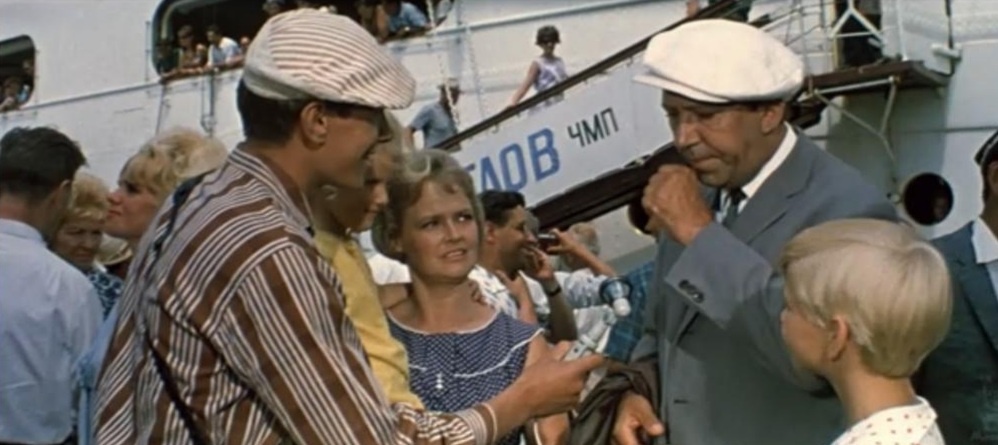 Кадр из кинофильма "Бриллиантовая рука"